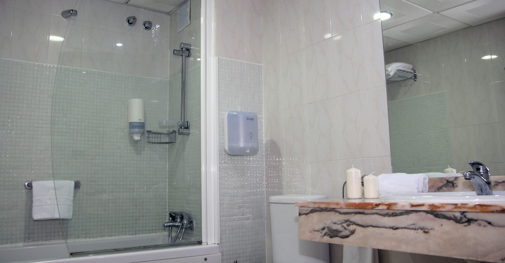 Habitación Cuádruple del hotel Hospedium Blu Torre de Sevilla,. Foto 6