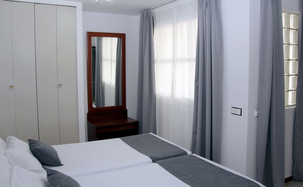 Habitación con 2 camas individuales del hotel Hospedium Blu Torre de Sevilla,. Foto 3