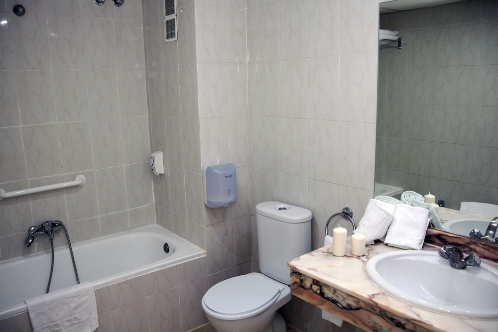 Habitación con 2 camas individuales del hotel Hospedium Blu Torre de Sevilla,. Foto 9