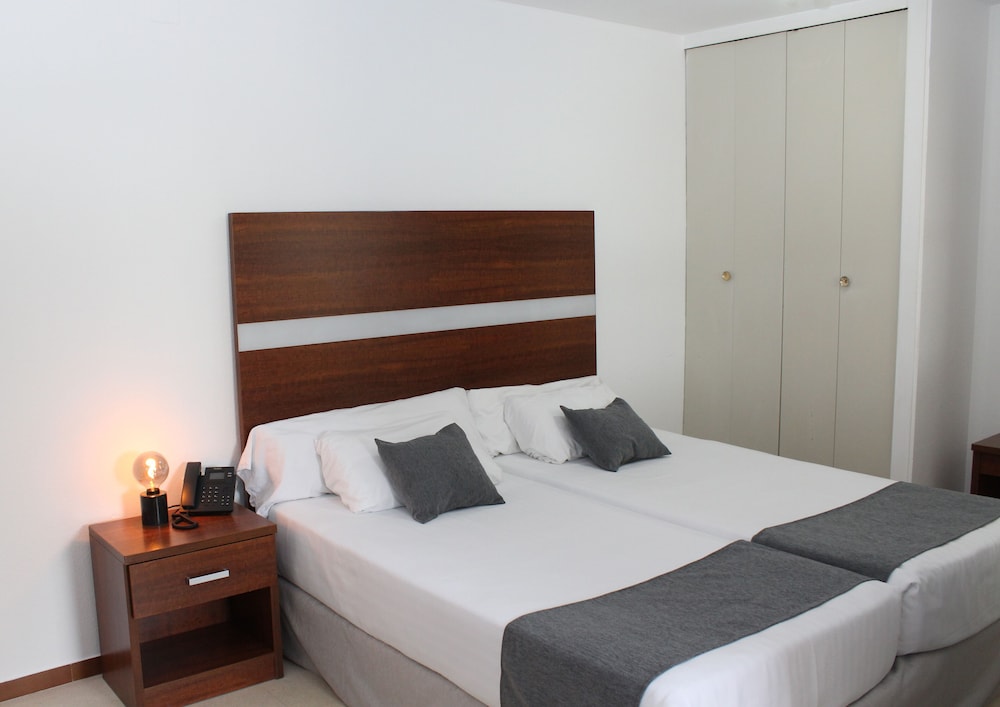 Habitación Triple del hotel Hospedium Blu Torre de Sevilla,. Foto 1