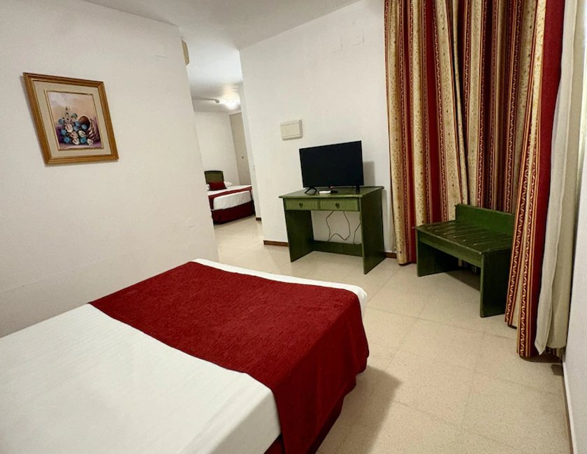 Habitación cuádruple 4 camas individuales del hotel Hospedium Blu Torre de Sevilla,. Foto 2