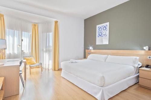 Habitación con cama grande del hotel Trh La Motilla. Foto 4