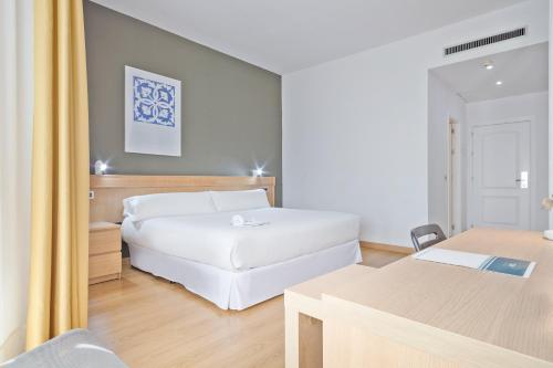 Habitación con cama grande del hotel Trh La Motilla. Foto 5