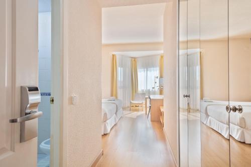 Habitación con cama grande del hotel Trh La Motilla. Foto 9