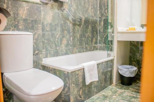 Habitación Doble Deluxe con bañera del hotel Yit Vereda Real. Foto 3