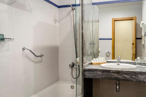 Habitación Doble Deluxe con bañera del hotel Yit Vereda Real. Foto 4