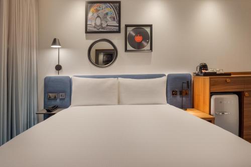 Habitación con cama grande adaptada para personas de movilidad reducida del hotel Hampton By Hilton London Waterloo