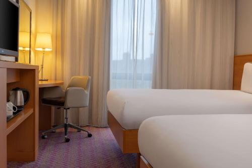 Habitación con vistas a la ciudad - 2 camas del hotel Hampton By Hilton London Waterloo. Foto 5