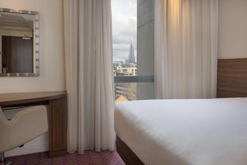 Habitación Doble con vistas a la ciudad - Cama grande del hotel Hampton By Hilton London Waterloo. Foto 8