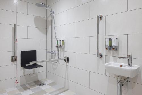 Habitación adaptada para personas de movilidad reducida - 1 cama grande del hotel Hampton By Hilton London Waterloo. Foto 12