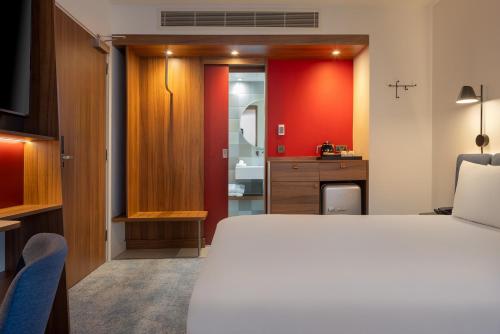 Habitación Premium con cama grande del hotel Hampton By Hilton London Waterloo. Foto 8