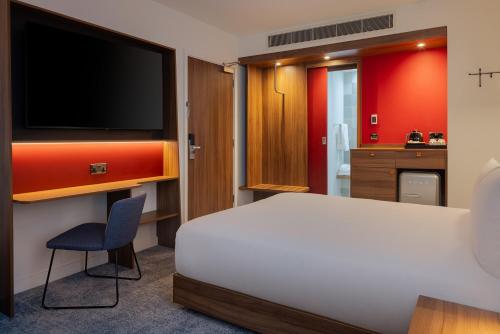 Habitación Premium con cama grande del hotel Hampton By Hilton London Waterloo. Foto 11