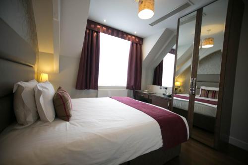 Habitación con cama grande del hotel The Pillar