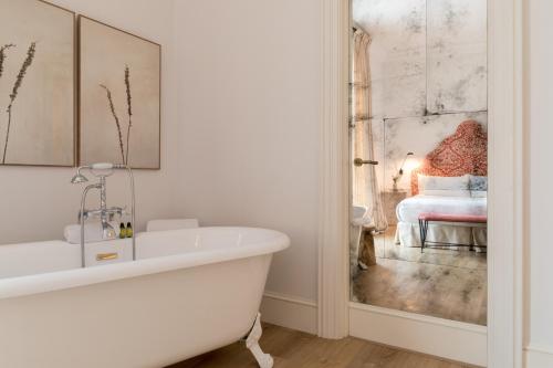 Habitación Doble Deluxe del hotel Tayko Sevilla. Foto 6