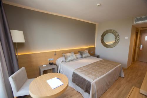 Habitación doble Balcón o Terraza Con Vistas del hotel M.a. Sevilla Congresos. Foto 10