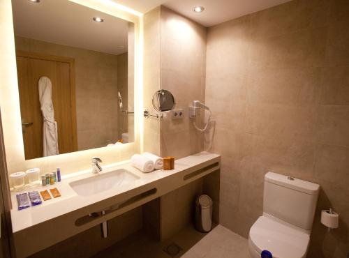 Habitación Familiar del hotel M.a. Sevilla Congresos. Foto 9