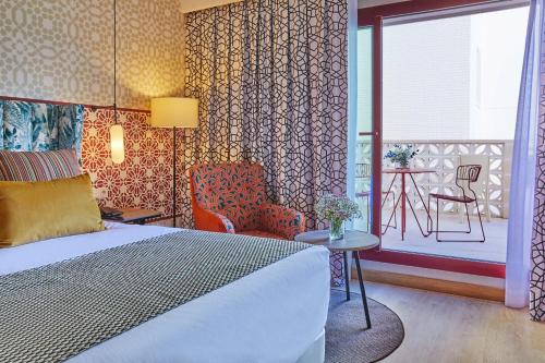 Habitación Doble Superior con terraza - 1 o 2 camas del hotel Hesperia Sevilla. Foto 3