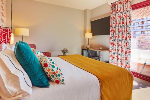 Habitación Doble Confort con terraza y vistas a la ciudad del hotel Hesperia Sevilla. Foto 7