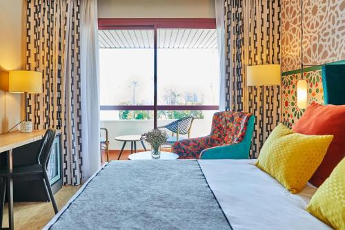 Habitación Doble Confort con terraza del hotel Hesperia Sevilla. Foto 1