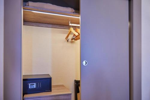 Habitación Doble Confort con terraza del hotel Hesperia Sevilla. Foto 4