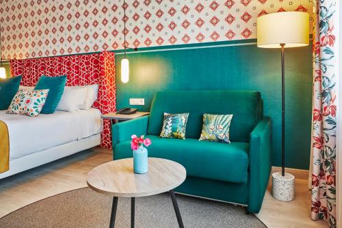 Habitación Triple Confort del hotel Hesperia Sevilla. Foto 2