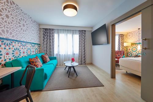 Suite Triple del hotel Hesperia Sevilla. Foto 1