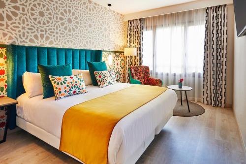 Suite Triple del hotel Hesperia Sevilla. Foto 3