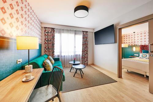 Suite Triple del hotel Hesperia Sevilla. Foto 5