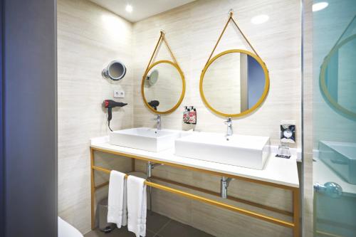 Suite Triple del hotel Hesperia Sevilla. Foto 6