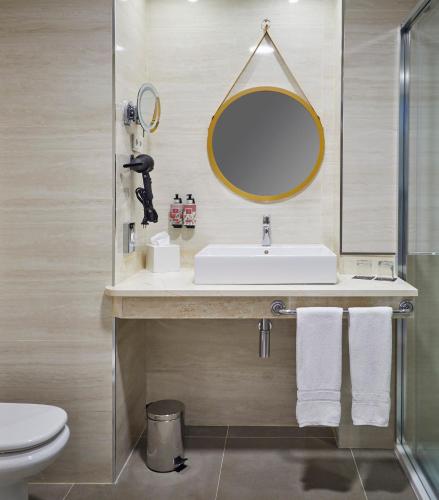 Suite Triple del hotel Hesperia Sevilla. Foto 7