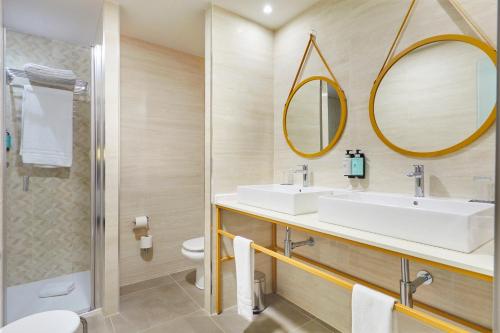 Suite Triple con terraza del hotel Hesperia Sevilla. Foto 1