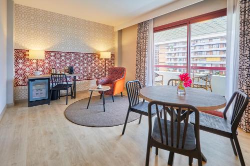 Suite Triple con terraza del hotel Hesperia Sevilla. Foto 5