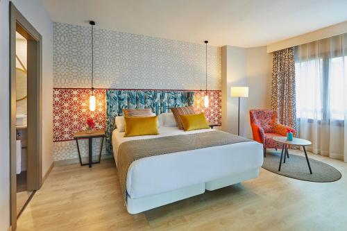 Suite Triple con terraza del hotel Hesperia Sevilla. Foto 6