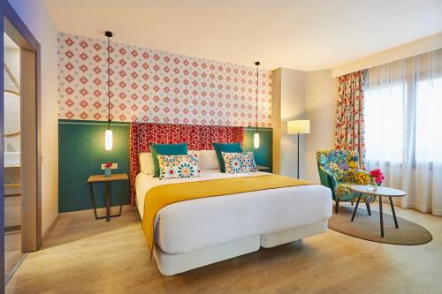 Suite Triple con terraza del hotel Hesperia Sevilla. Foto 7