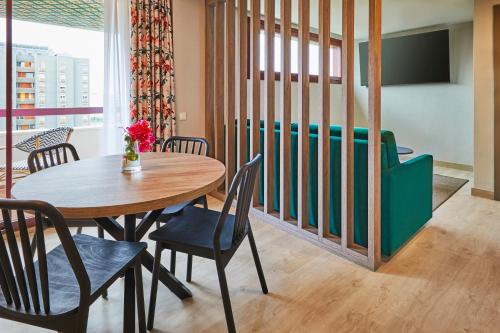 Suite Triple con terraza del hotel Hesperia Sevilla. Foto 8