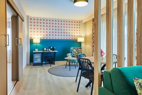 Suite Triple con terraza del hotel Hesperia Sevilla. Foto 9