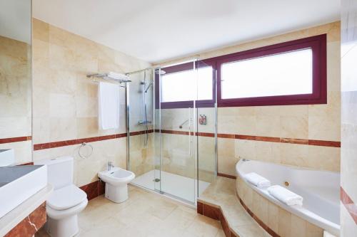 Suite Grand Triple del hotel Hesperia Sevilla. Foto 2