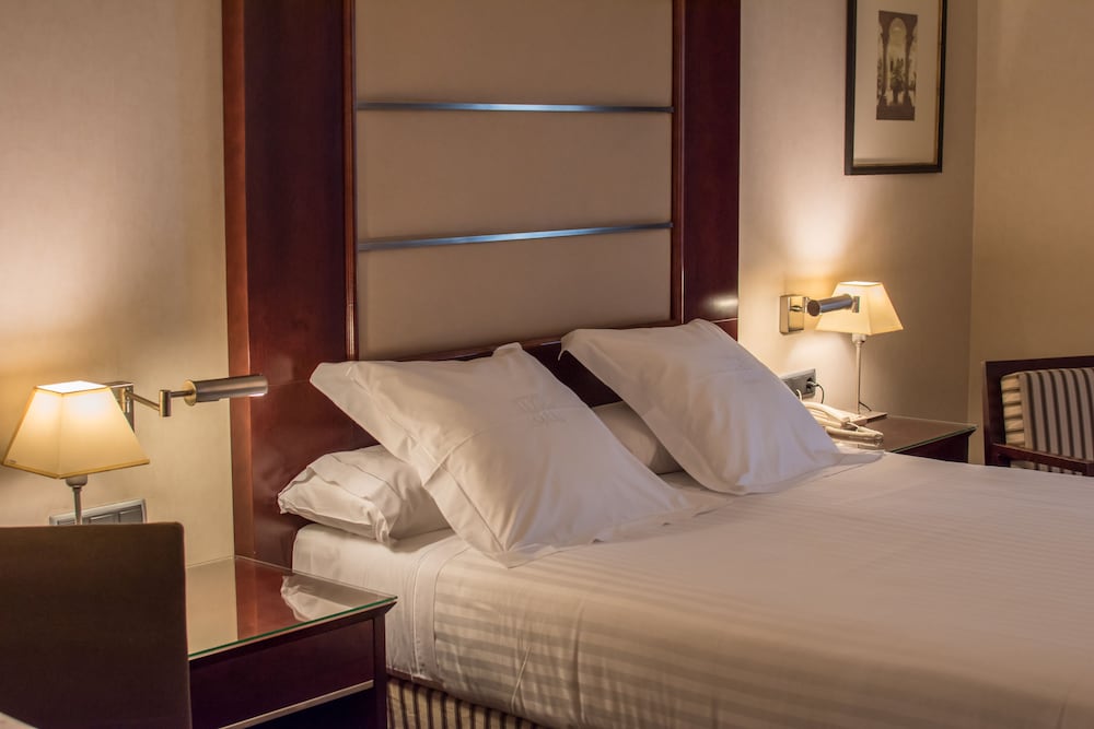 Habitación Deluxe (Giralda view) del hotel Sevilla Center. Foto 1