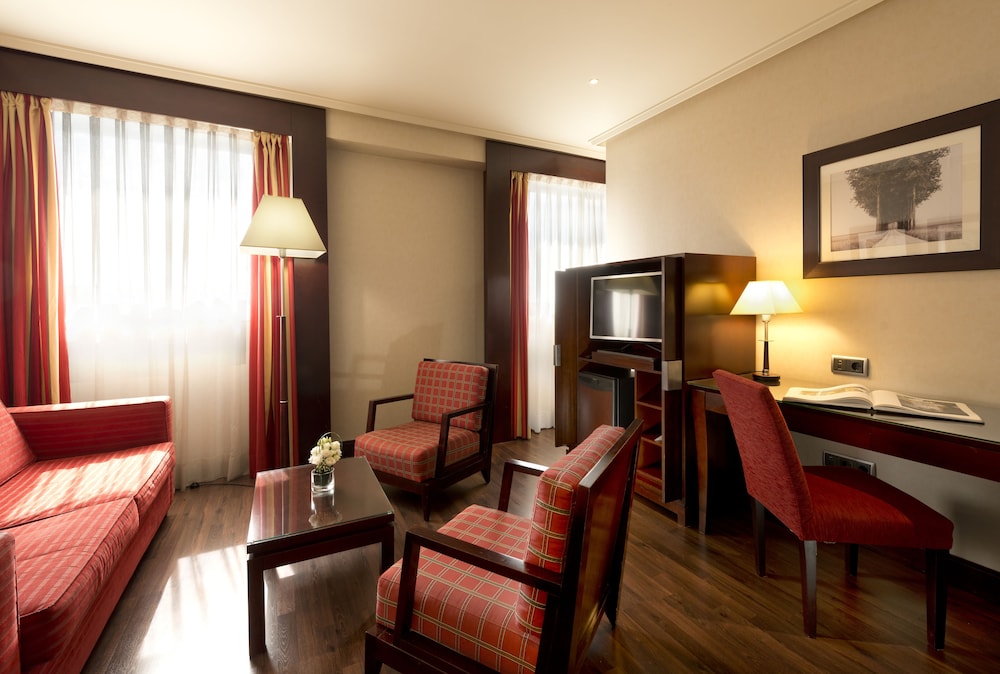 Suite junior (extra bed) del hotel Sevilla Center. Foto 1
