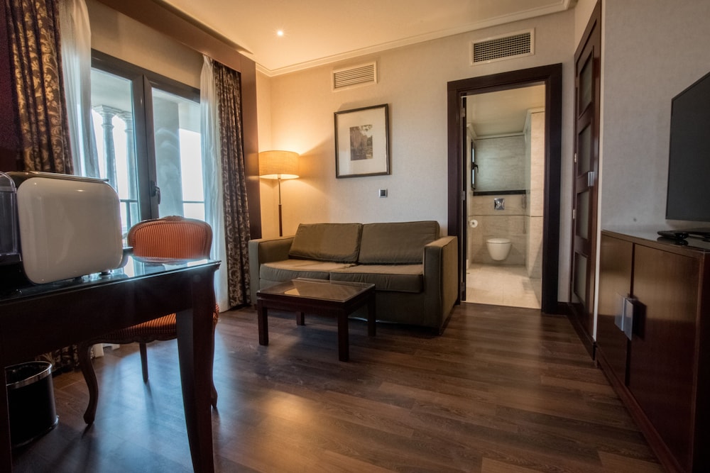 Suite junior (Deluxe) del hotel Sevilla Center. Foto 2