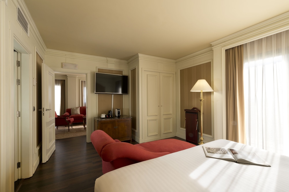 Suite junior (Premier, Giralda view + extra bed) del hotel Sevilla Center
