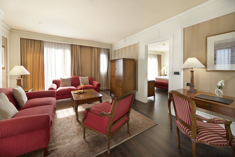 Suite junior (Premier, Giralda view + extra bed) del hotel Sevilla Center. Foto 1