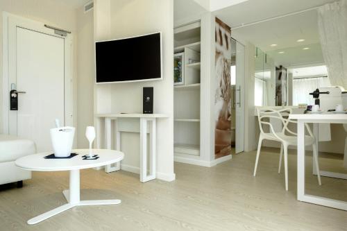 Suite con jardín y bañera de hidromasaje del hotel Blanco Formentera