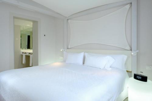 Suite con jardín y bañera de hidromasaje del hotel Blanco Formentera. Foto 1