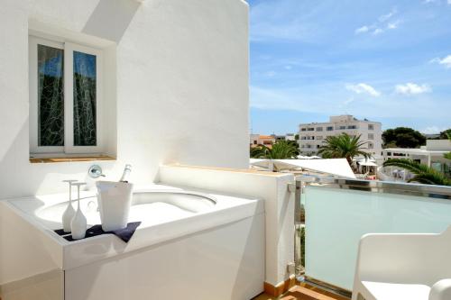 Suite con jardín y bañera de hidromasaje del hotel Blanco Formentera. Foto 3