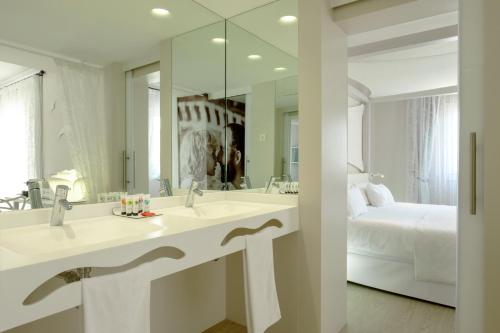 Suite con jardín y bañera de hidromasaje del hotel Blanco Formentera. Foto 4