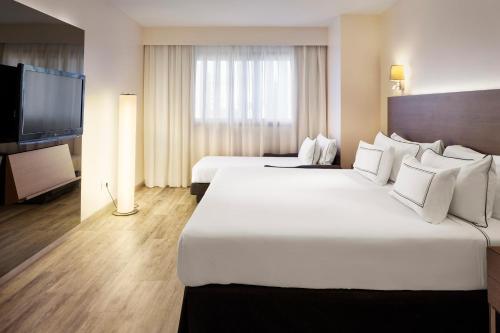 Habitación Triple Meliá del hotel Melia Lebreros. Foto 3