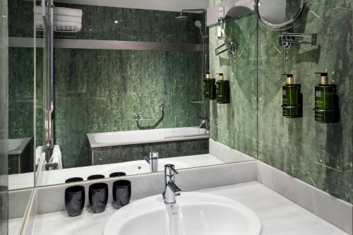 Habitación Triple Meliá del hotel Melia Lebreros. Foto 9