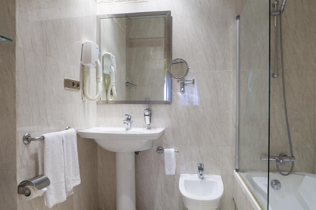 Habitación doble Económica del hotel Cervantes. Foto 1