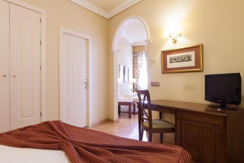 Habitación Triple del hotel Cervantes. Foto 8